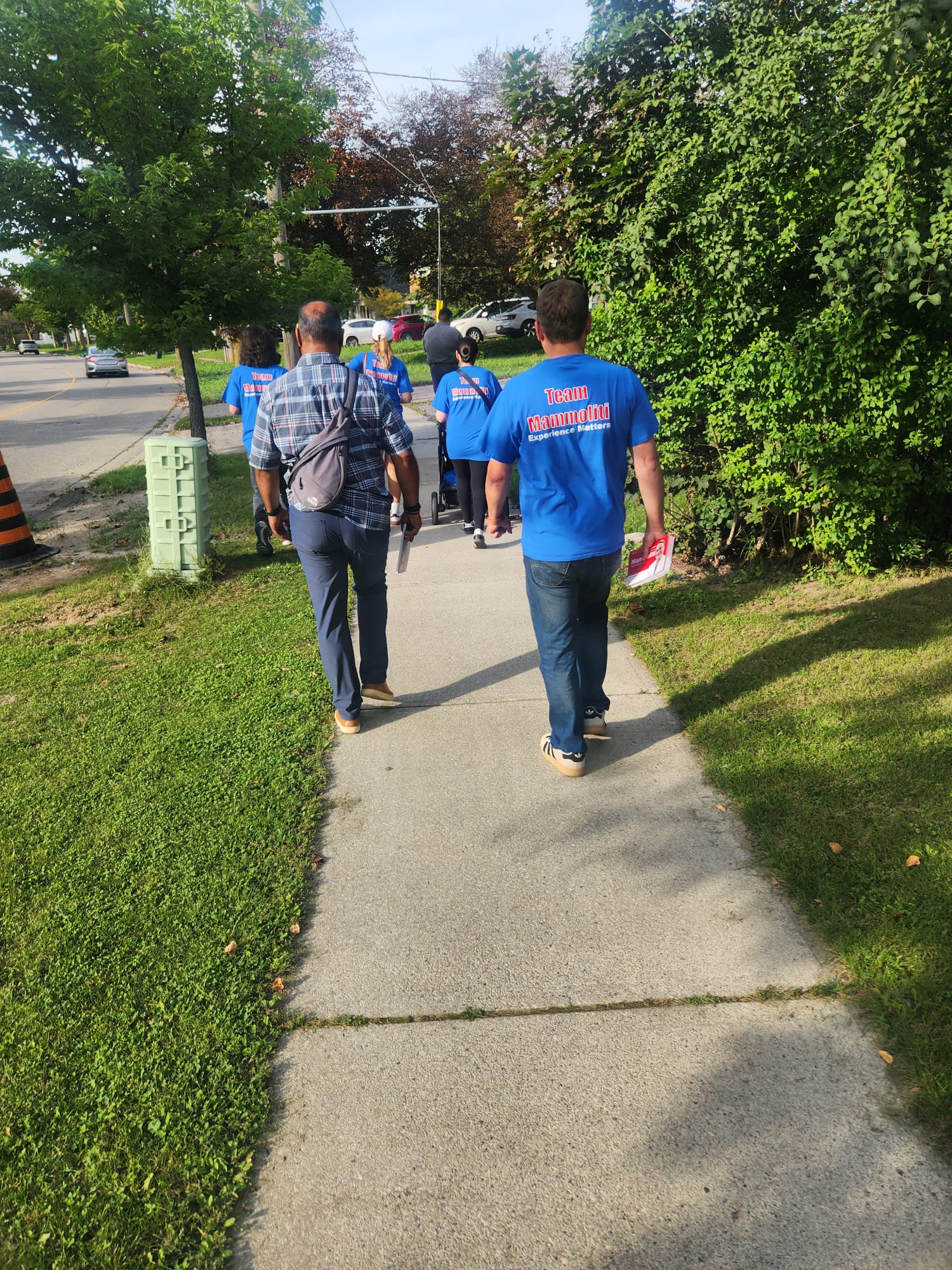 Team Mammoliti volunteers walking through the neighbourhood